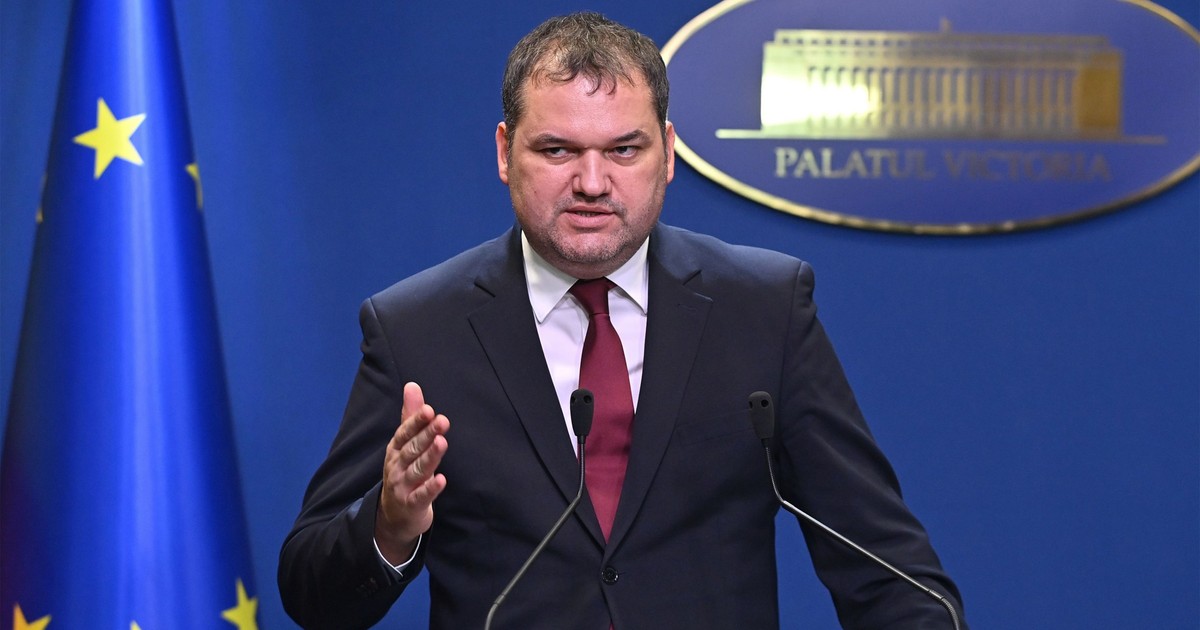 Un barbat in costum si cu cravata visinie la guvern. Cseke Attila, ministrul interimar al Sanatatii