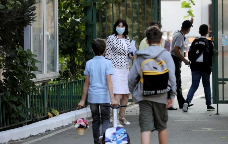 Ministerul Educației a anunțat că școlile și grădinițele din București rămân și luni în scenariul hibrid. Când s-ar putea trece la cursuri online