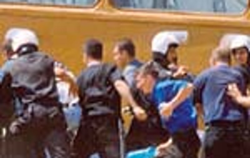 Jandarmii si caii lor, scut in fata golanilor de pe stadion