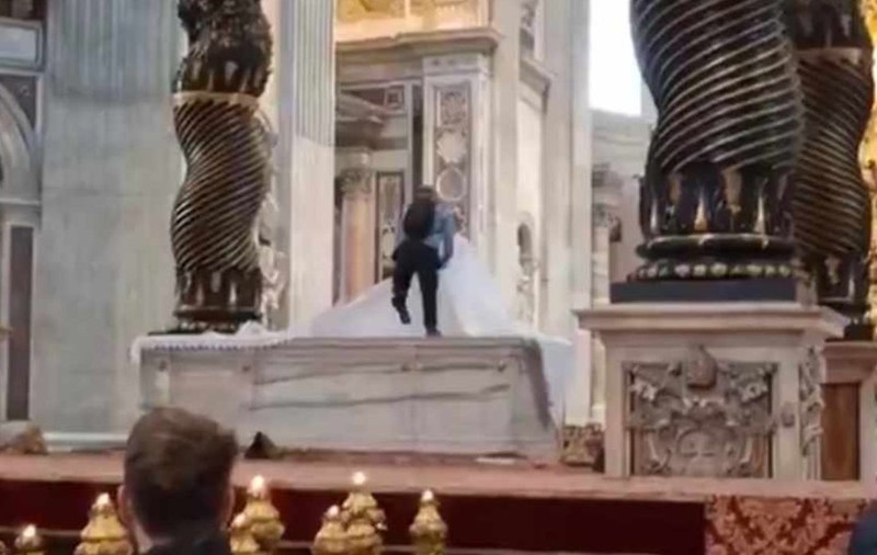 Un român a năvălit în Bazilica Sfântul Petru din Vatican și a vandalizat altarul. Imaginile au revoltat internetul: „Tată, iartă-l, căci nu știe ce face”