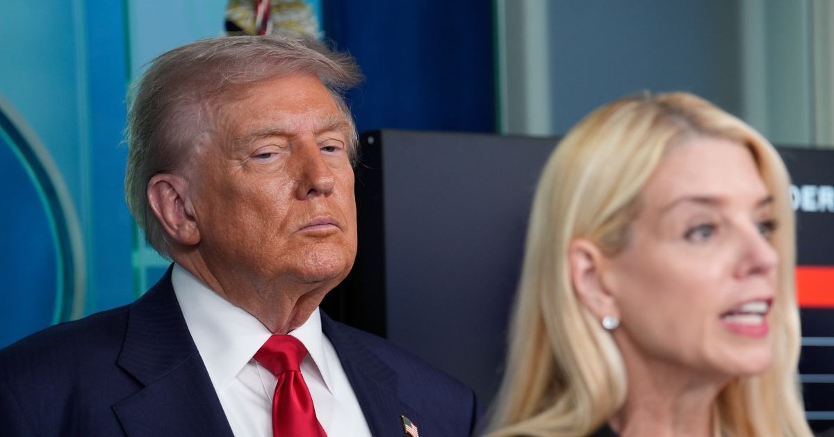 Pam Bondi vorbește, în timp ce Donald TRump stă în spatele ei și ascultă cu atenție ce spune, Washington DC, SUA, 11 august 2025