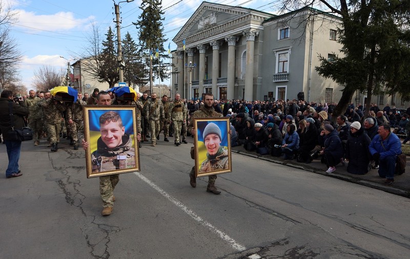 Doi frați ruși stabiliți în Ucraina, plânși de un sat întreg după ce au murit luptând împotriva armatei lui Putin