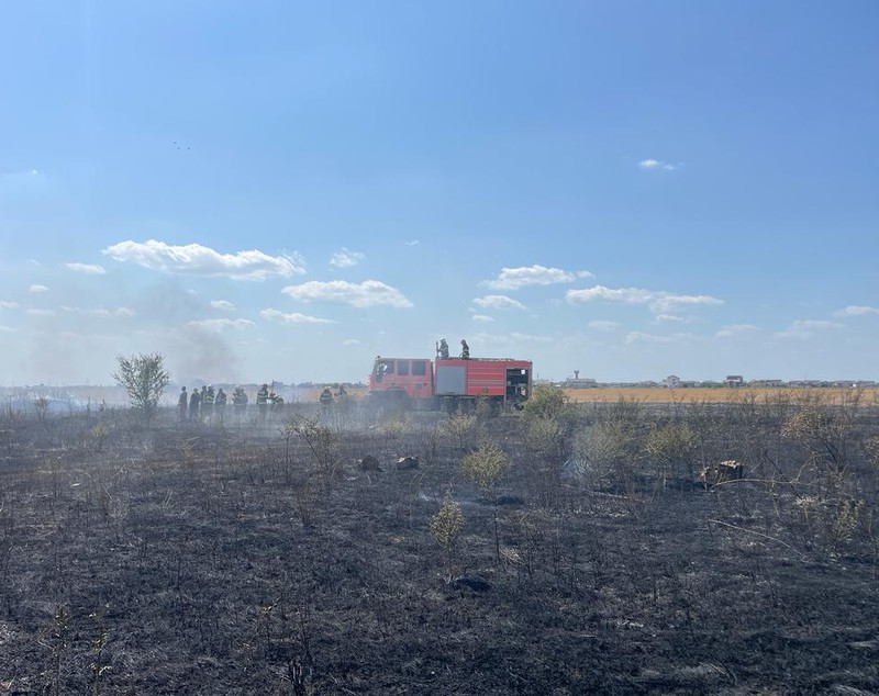 Un nou incendiu la marginea Bucureștiului. S-a manifestat pe o suprafață mare cu degajări mari de fum