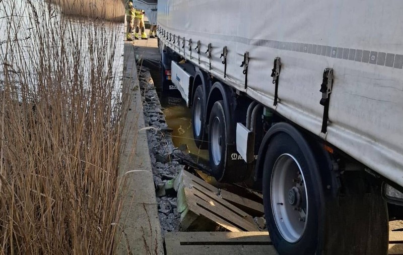 Un camion plin cu cartofi a distrus două poduri și a rămas înțepenit în al treilea, în Olanda. Nimeni nu îl poate scoate