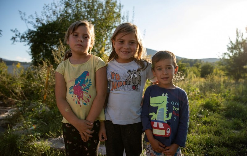 A doua zi de școală pentru familia stabilită în ruinele uzinei Steagul Roșu. Gemenele vor curent pentru lecții