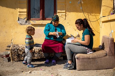 Mama Geta, Iuliana şi unul dintre copiii Iulianei, în faţa casei vechi