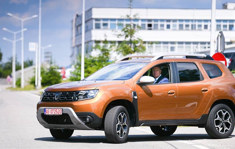 UPDATE. Klaus Iohannis vizitează uzina Dacia: ”Pot să vă spun că noul Duster este o mașină care îmi place” (FOTO)