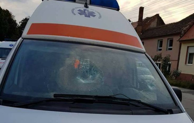 Ambulanță atacată cu bolovani la Rășinari. ”Am ajuns să fim umiliți”