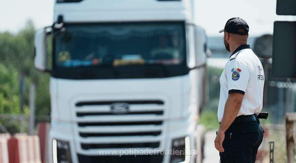 Inspectorii de la Vama Isaccea au confiscat aproape 1.300 de perechi de încălțăminte de marcă suspectate că sunt contrafăcute, în valoare de 4,9 milioane de lei, aflate într-un camion spre Odesa. Foto: Poliția de Frontieră Română