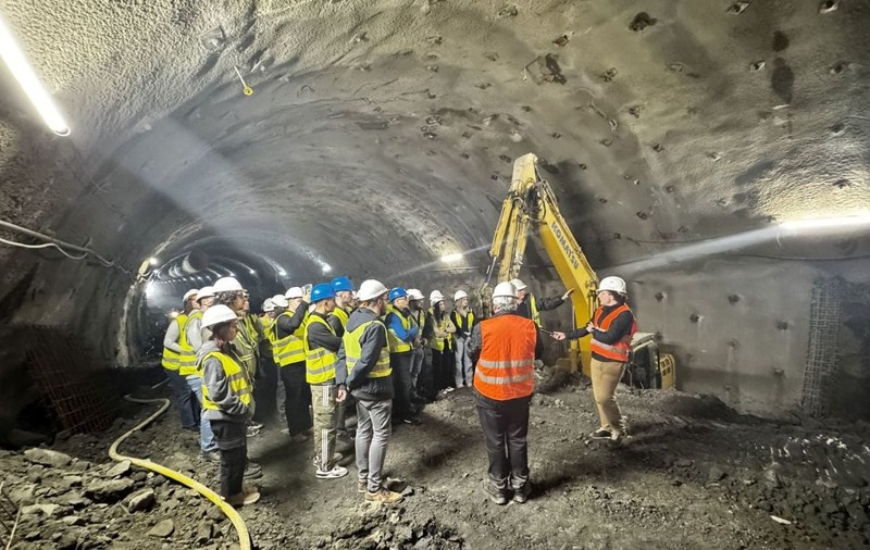 Peste 700 de muncitori și 200 de utilaje lucrează pe A1, la Margina – Holdea. Studenții din Timișoara învață despre construcții direct de pe șantier