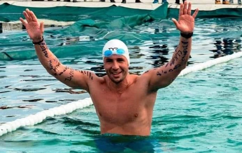 Românul Paul Georgescu a traversat înot strâmtoarea Cook din Noua Zeelandă. În cât timp a parcurs cei 29 de kilometri - VIDEO