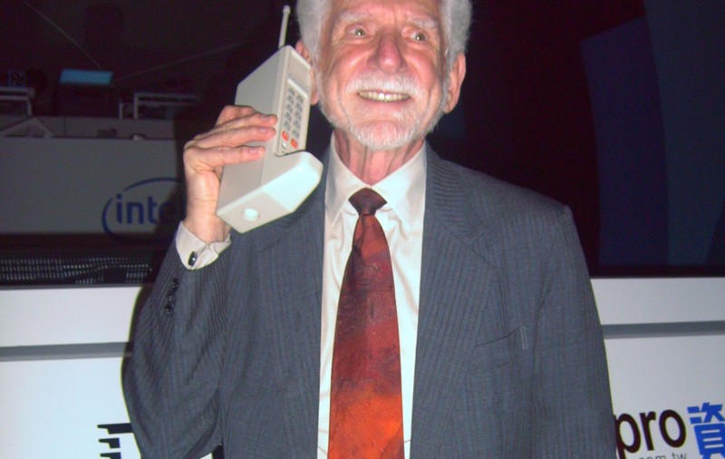 Primul telefon mobil din lume a împlinit 35 de ani. ”Cărămida” Motorola costa o avere
