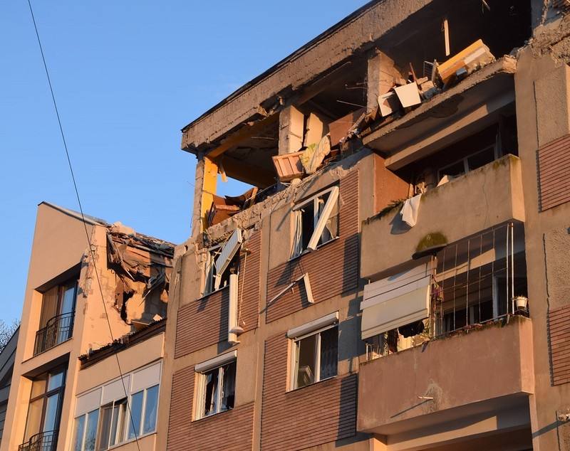 VIDEO | Explozie într-un bloc din Carei. Mai mulți răniți, dintre care trei în stare gravă