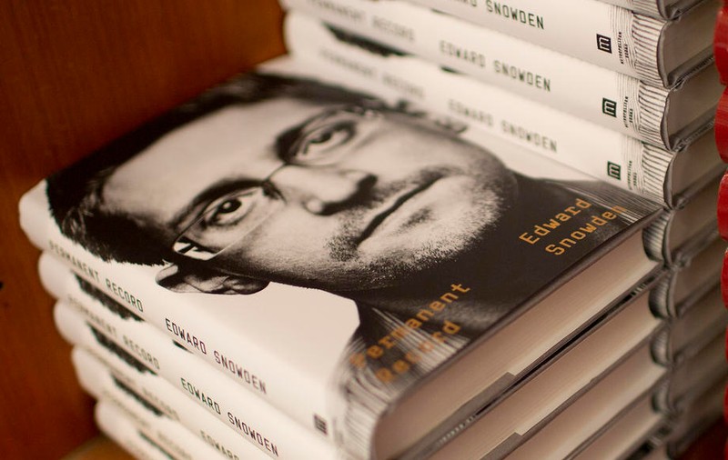 SUA îl dau în judecată pe Edward Snowden pentru noua sa carte, susținând că a încălcat acordurile de confidențialitate