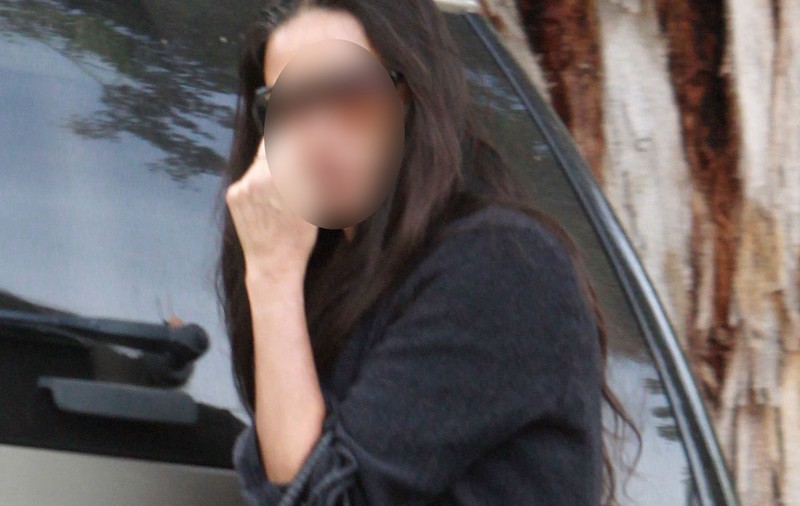 Are statut de SUPER-VEDETĂ, dar SE SCOBEŞTE ÎN NAS PE STRADĂ. Vezi cine A UITAT DE MANIERE