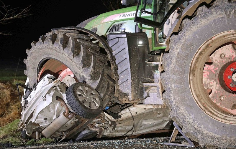 Salvatorii n-au știut ore în șir câți oameni erau într-o mașină strivită complet de un tractor, pe un drum din Germania