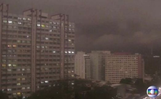Pădurea amazoniană arde - imagine cu orasul Sao Paolo in bezna