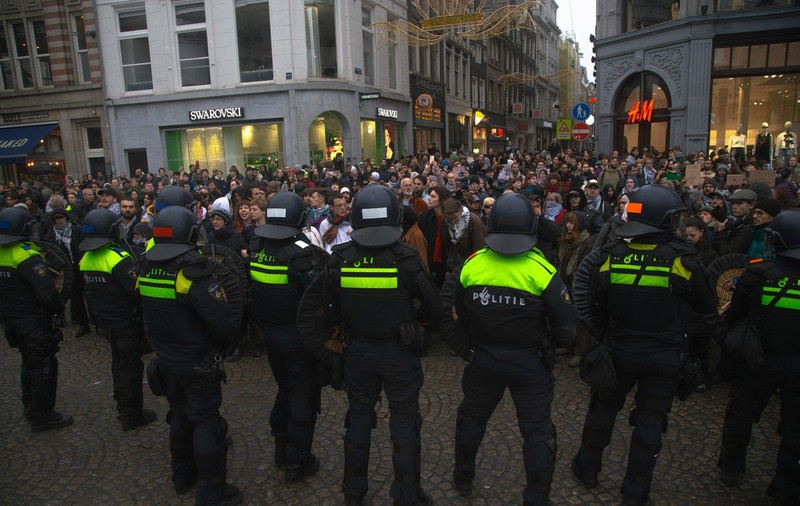 Noi revolte antisemite la Amsterdam. Momentul în care un tramvai este incendiat | VIDEO  
