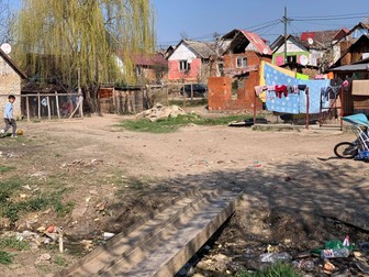 Drumurile din Petru Maior se inundă la fiecare ploaie