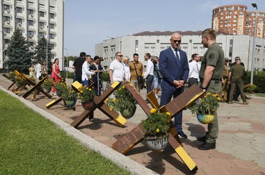 În centrul Odesei, obstacole antitanc sunt transformate într-o instalație artistică de comemorare a celor 363 de copii care au murit în războiul din Ucraina, pe 24 august 2022. Fiecare cască militară reprezintă un copil. Foto: Profimedia