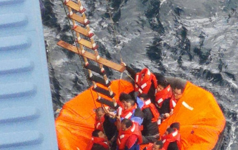 FOTO Navă comandată de un român a salvat 13 naufragiați de pe o ambarcațiune în pericol de scufundare