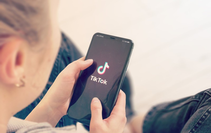 INTERVIU. În România, câteva milioane de copii sunt pe TikTok. L-am întrebat pe un șef al rețelei sociale ce face ca să-i protejeze de conținutul cu tentă sexuală