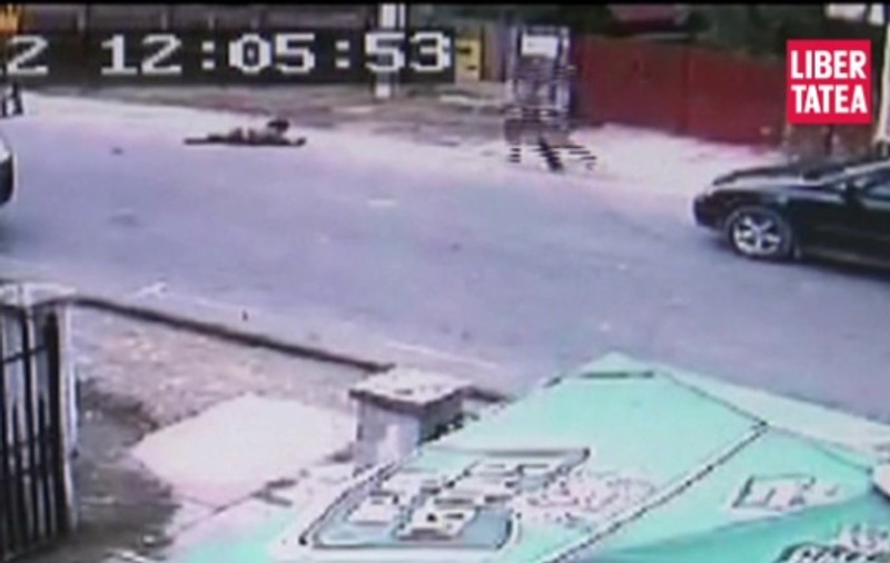 Video şocant | Fetiţă călcată de maşină pe trecerea de pietoni