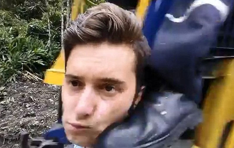 Şi-a făcut SELFIE ÎN TIMP CE TRECEA TRENUL! LOVITURA CRUNTĂ i-a adus NU DOAR FAIMĂ, dar şi UN PORCOI DE BANI! VIDEO