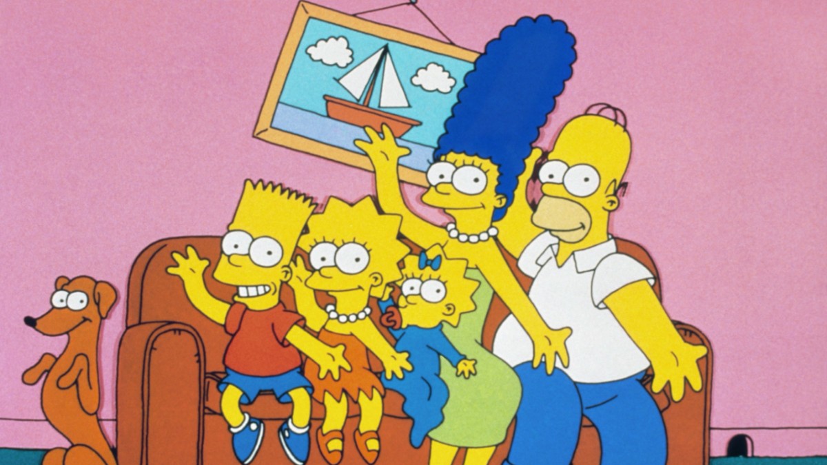 Imaginea prezintă familia Simpson reunită pe canapea, într-o scenă clasică din serialul animat Familia Simpson.