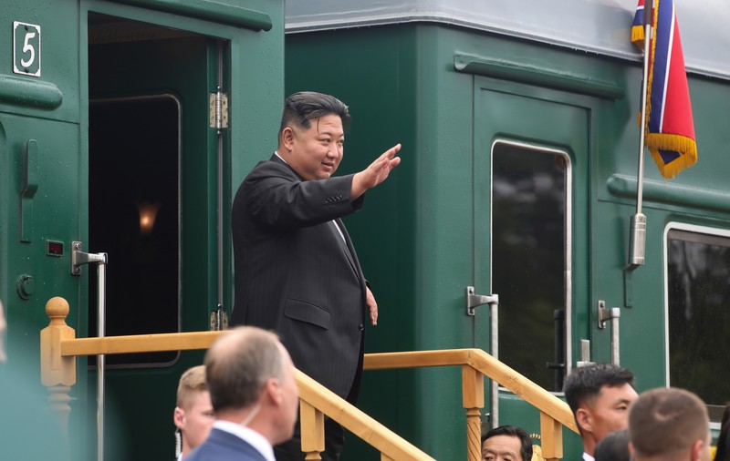 Kim Jong Un a părăsit Rusia, la bordul trenului său blindat. Cinci drone kamikaze și o vestă antiglonț, primite cadou la plecare