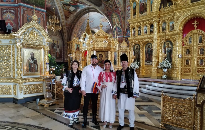 Adriana Bahmuțeanu și George Restivan s-au cununat religios la o mănăstire din Ucraina. Cine sunt nașii cuplului