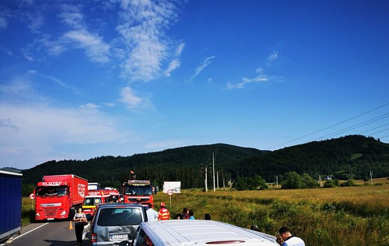 VIDEO | Accident cu două microbuze și un autoturism la Gura Humorului. A fost activat Planul Roșu de Intervenție
