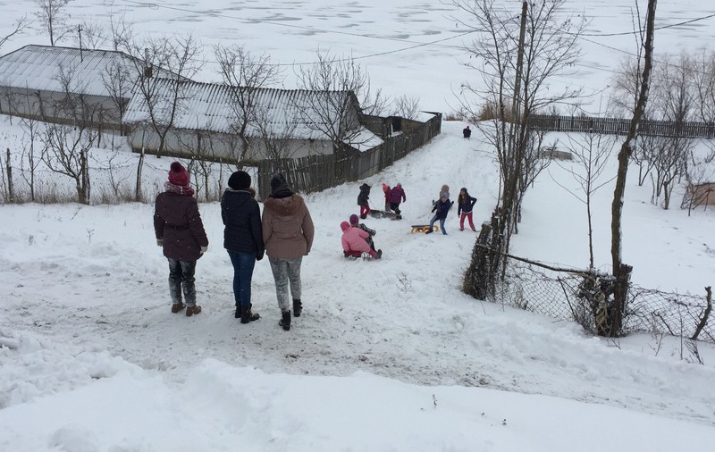 Zăpada a adus bucurie elevilor din Botoșani! Au ieșit la șăniuș în loc să meargă la școală