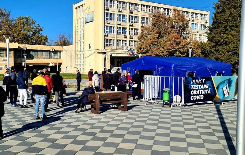 Testare gratuită pentru populaţie, în trei oraşe din România. „Pe mulţi i-am convins să se vaccineze”, spune primarul din Slobozia