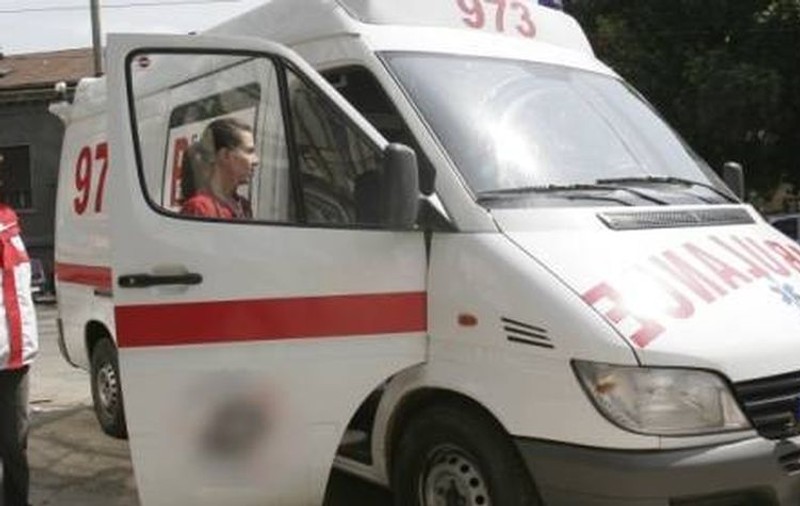 A murit pe stradă, sub privirile fetiţei sale