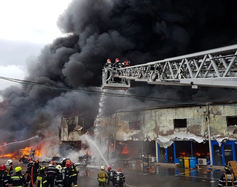 FOTO&VIDEO / Incendiu violent la un depozit de mase plastice și vopseluri de lângă București. Trei persoane au ajuns la spital