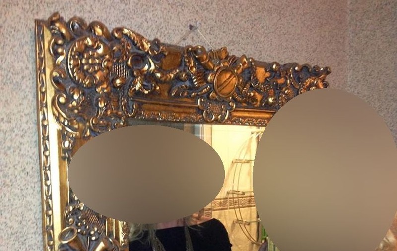 "OGLINDĂ, OGLINJOARĂ, CINE E CEA MAI TRISTĂ DIN ŢARĂ?". Vezi aici ce blondă de la noi îşi plânge de milă!