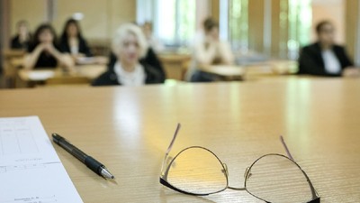 elevi examen sala de clasa