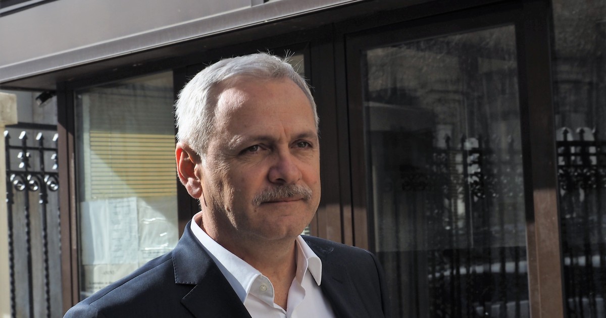 Liviu Dragnea imbracat in costum negru si camasa alba in fata tribunalului
