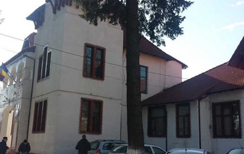 Primăria din Petrila se transformă în pensiune. Edilul și angajații Primăriei se mută la mină