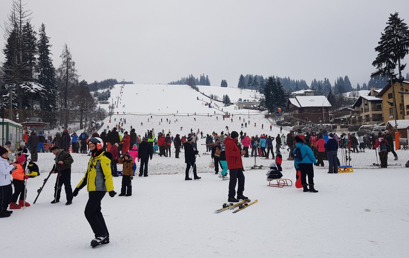 VIDEO&FOTO/ Alternativa la schi pe Valea Prahovei. Cât te costă distracția pe pârtie la Vatra Dornei