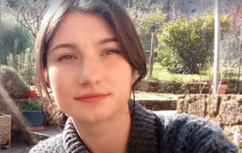 O româncă în vârstă de 20 de ani a fost găsită moartă într-un hambar, pe câmp. Mai multe persoane sunt cercetate de procurori