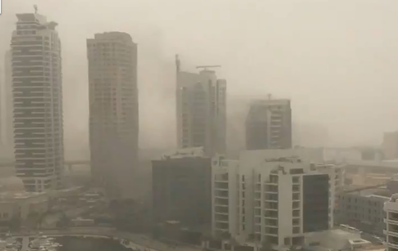 Incendiu puternic izbucnit la un zgârie-nori din Dubai