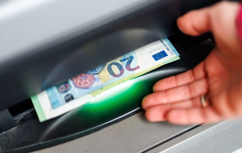 Prima țară din UE care elimină toate comisioanele bancare pentru retragerea de numerar din bancomate