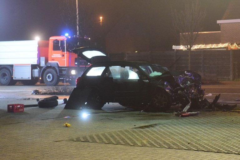 Toyota cu care a fugit bărbatul de 29 de ani, abandonată după accident. Foto: NiuewsBlad