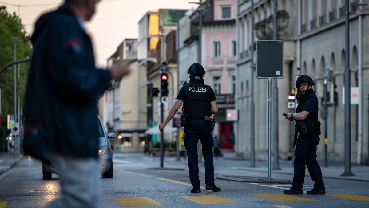 politiesti pe strada dupa un atac armat in Aargau, Elvetia, 30 august 2026