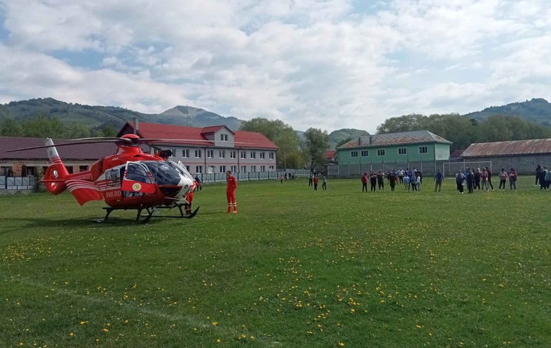 Un tânăr de 17 ani din Bistrița, preluat de elicopterul SMURD, după ce s-a împușcat cu arma de vânătoare a tatălui său. Poliția a deschis o anchetă