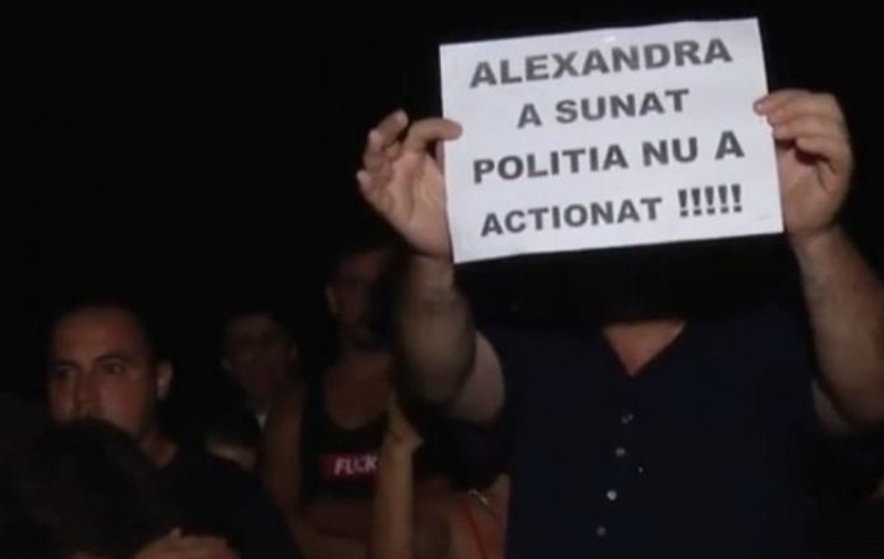 Revoltă în fața casei suspectului din Caracal. Sute de oameni au scandat împotriva poliției