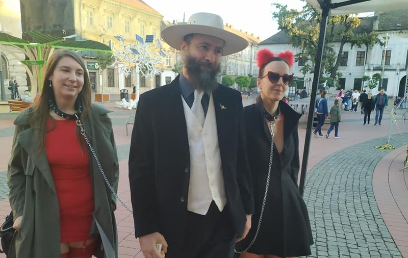 Femei plimbate în lesă prin Timişoara. Imaginile care au stârnit controverse pe rețelele de socializare