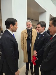 Nicușor Dan, cu șapca Maga in mână, a discutat cu Marco Rubio, Foto News.ro.
